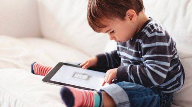 La OMS recomienda no exponer a niños menores de 4 años a cualquier tipo de pantalla