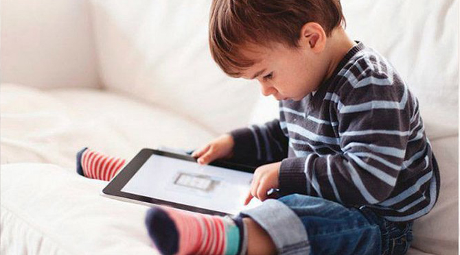 La OMS recomienda no exponer a niños menores de 4 años a cualquier tipo de pantalla