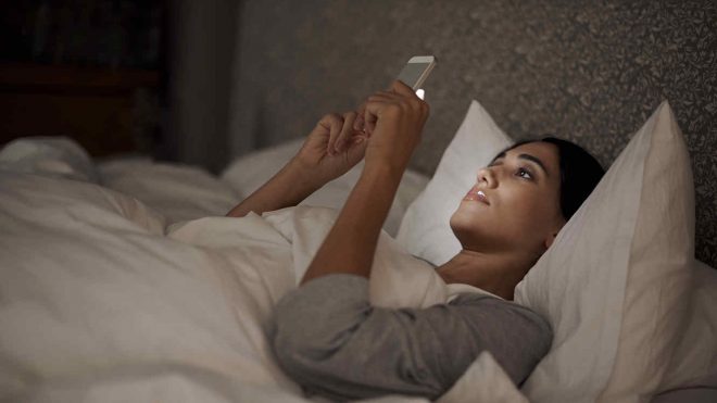 Cómo usar el celular antes de dormir para que no sea dañino